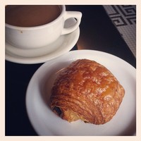 Full_vbc_bcrobyn_cafebesalu_painauchocolate_coffee